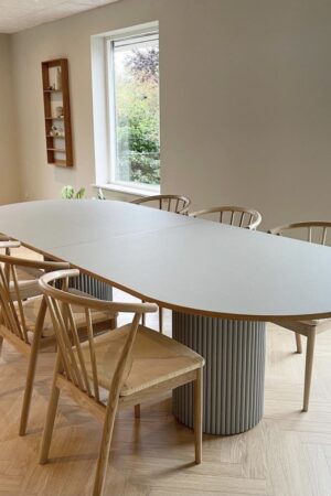 Aflangt spisebord med søjle fra Dayly