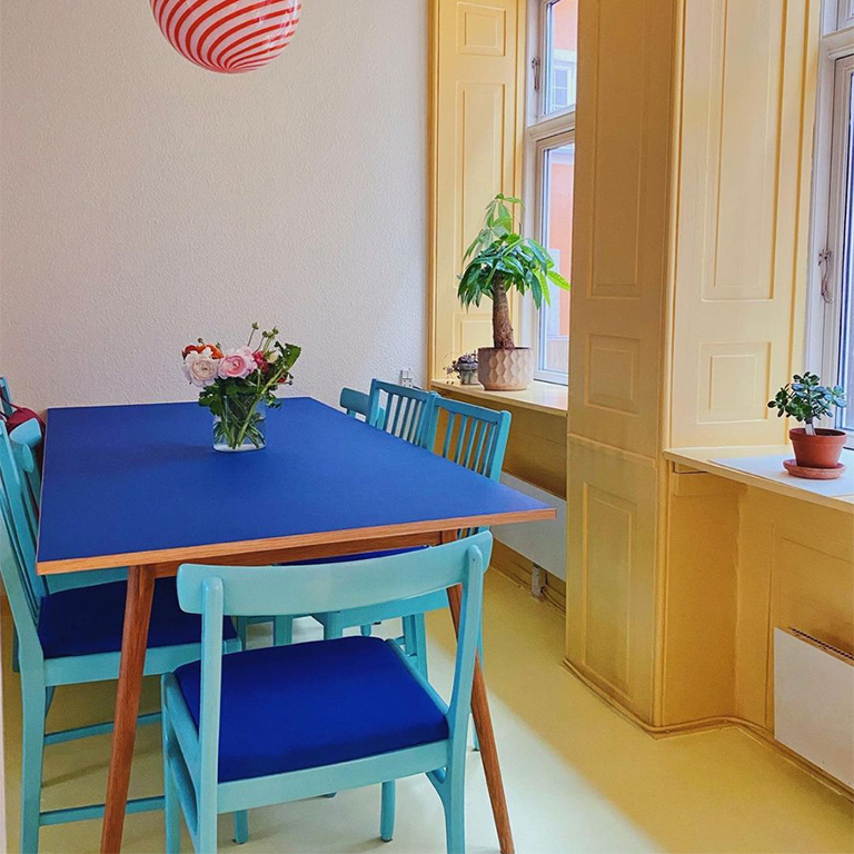 Langbord i flot blå farve