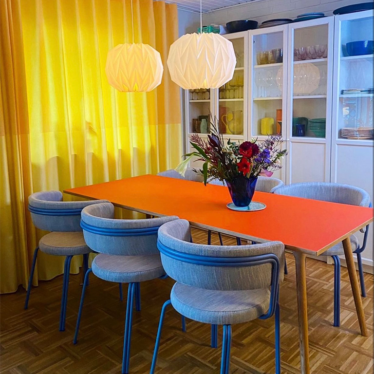 Aflangt spisebord med ben