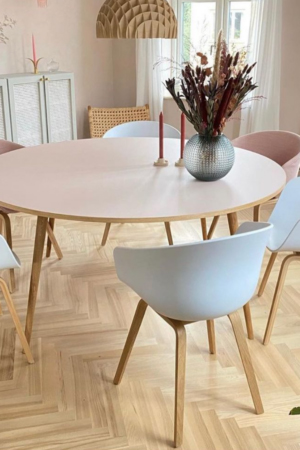 Runde spiseborde med ben fra Dayly