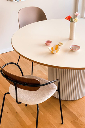 Runde spiseborde med søjle