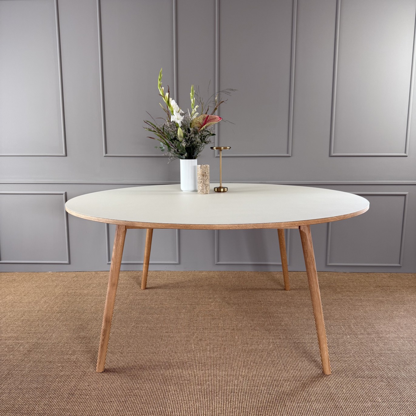 Runde spiseborde med ben fra Dayly