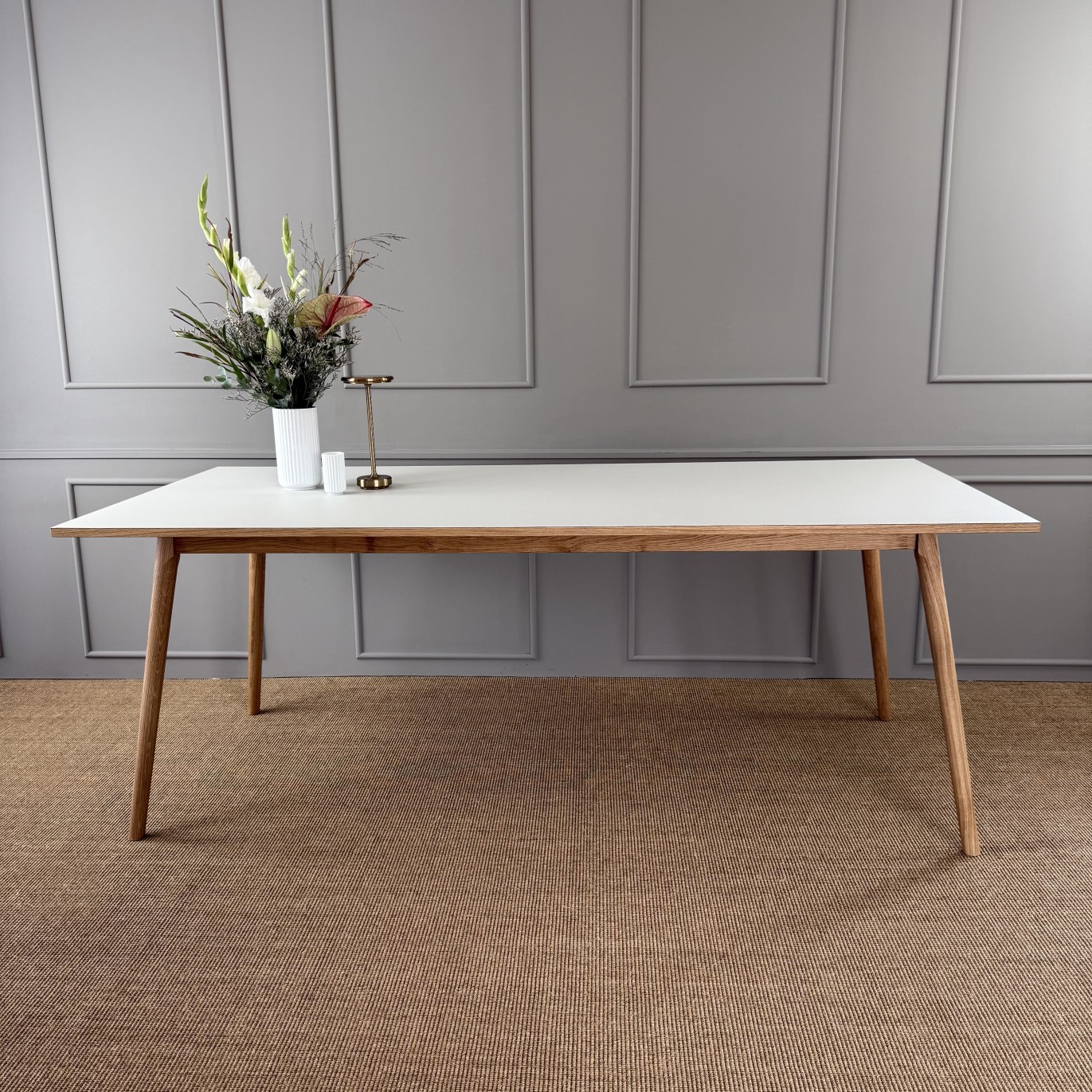 Runde spiseborde med søjle