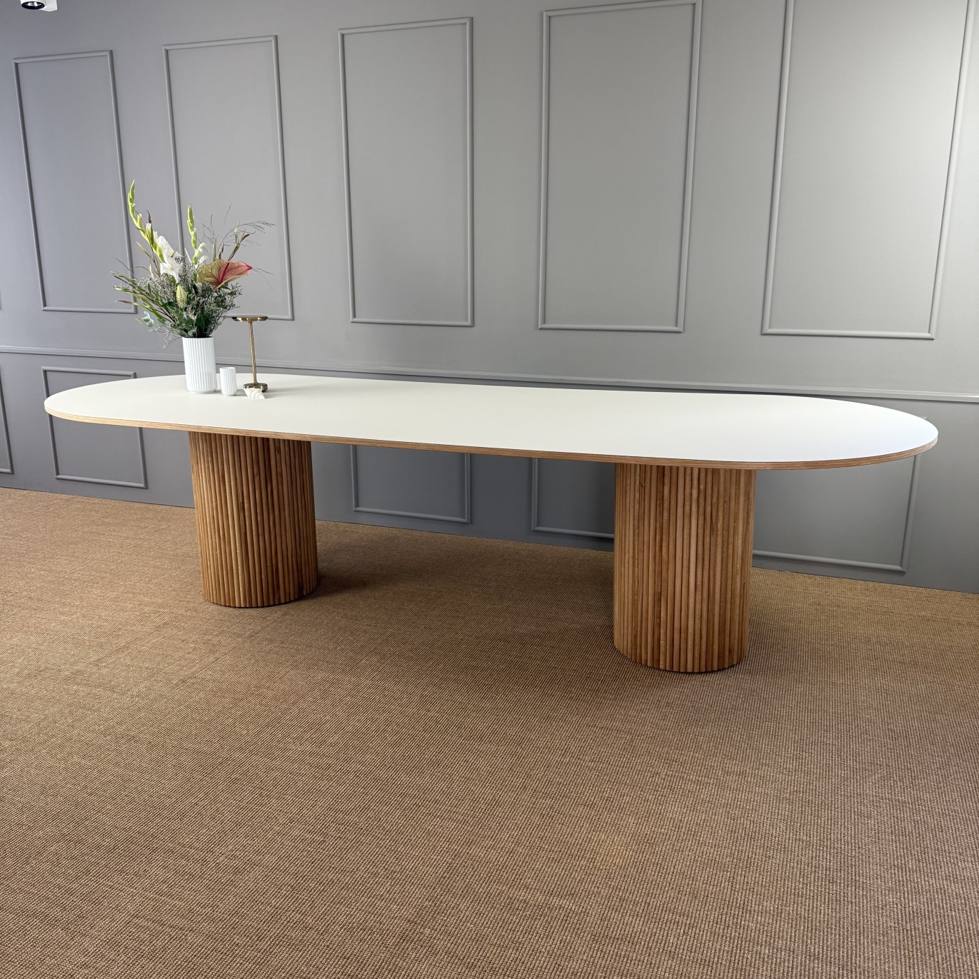 Firkantet aflangt spisebord med ben fra Dayly